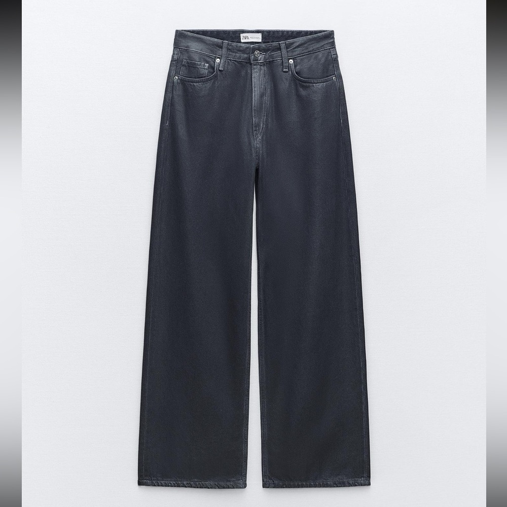 Zara TRF MID RISE LOOSE FIT FOIL JEANS
lightly worn
size 2
